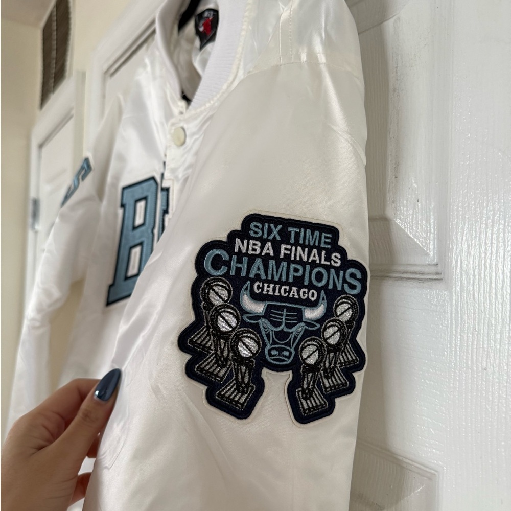 White Bulls Satin Bomber Jacket NBA - Picture 3 of 5